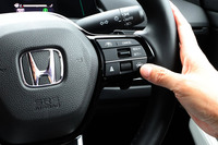 ドライバーがステアリングホイールの承認スイッチを押すと、ウインカーの操作を含め、システムが自動で車線変更を実施する。