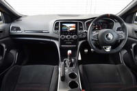 ブラック基調でまとめられたインテリア。マイナーチェンジを機に、運転支援システムの充実も図られている。