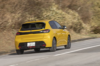 「208」にはPSAの最新プラットフォーム「CMP（Common Modular Platform）」が用いられている。サスペンション形式は前マクファーソンストラット、後ろトーションビームで、山岳路では車重の数値以上に軽快感あふれる走りが味わえた。