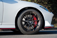 タイヤはフロントが255/40R19でリアが285/35R19。リアのみスタンダードモデルよりも10mm太い。