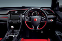 赤いアクセントカラーが目を引く「シビック タイプR」のインテリア。
