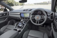 インテリアのつくりは基本的に「カイエン」と同じ。テスト車はスレートグレーのスムースレザー（オプション）でコーディネートされていた。