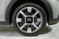 ベース車から1インチアップの17インチホイールを装備する。