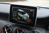 エンジン、トランスミッション、ステアリングなどの特性を統合制御する「ダイナミックセレクト」。「AMG A45 4MATIC」を除く全グレードに標準装備となった。なお、AMG A45 4MATICには「AMGダイナミックセレクト」が装備される。