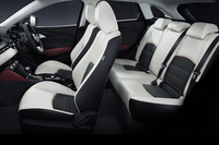 前席のアイポイント高を約1250mmとして見晴らしのよさを確保した。ヒップポイントは前席が599mm、後席が639mmと、前後で40mmの差が設けられている。