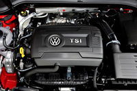 エンジンは1.8リッター直4直噴ターボ。トランスミッションには6段デュアルクラッチ式ATが搭載される。