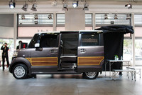 こちらは、オプション「テールゲートカーテン」の装着例。車内のシェードや収納など、車中泊を前提とした純正グッズも多数用意される。