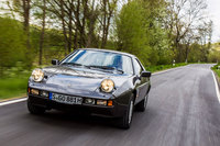 ポップアップヘッドライトを起こして走る「928S」。「928」シリーズは1977年から1995年まで生産、販売される“ご長寿モデル”となった。