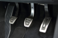 アルミ調のABCペダル。不自然なペダルのオフセットなどは感じられなかった。