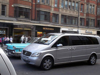 「メルセデス・ベンツVクラス」の向こうに、突然1958年のキャディラックが！