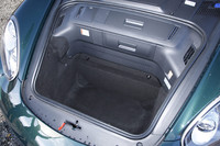 フロントのボンネット下には、リア側（130リッター）より容量の大きな150リッターのラゲッジスペースが用意される。