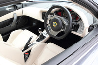 テスト車は、オプションの「プレミアムパック（レザー）」装着車で、センターコンソールやドアパネル、アームレストなどがレザートリムとなる。トリムカラーは、テスト車のオイスターのほか、チャコール、パプリカ、ココボロが用意される。