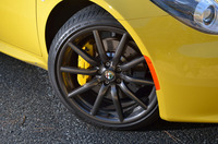 テスト車は、スポーツエキゾーストシステムとスポーツサスペンション、5ホールのアロイホイールからなる「スポーツパッケージ」をチョイス。その上で、セットオプションに含まれないアクセサリーの10スポーク アロイホイール（写真）を装着していた。