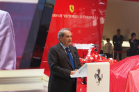 プレス発表会でスピーチするアメデオ・フェリーザCEO