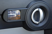 助手席ドアパネルに備わるサイドビューモニター。