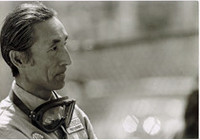 自動車ジャーナリストと一口にいうがその実態はさまざまだ。あまり運転はしない代わり、古今のクルマについて生き字引的知識の持ち主がいる。その対極には、運転すること自体の楽しみのために運転する純粋な“走り屋”が存在する。僕自身に関していえば、16歳で小型四輪免許を取得してから80歳を超えた現在まで、あらゆる種類のクルマを存分に楽しんで来た。徳の後半の50年ほどは、国内、国外のヒストリックカーレースにもたびたび出場した。この経験を原稿に書くのが仕事なのだから、思えば実にハッピーな人生だったと思う。（本書より）