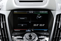 「クーガ」には音声やタッチスクリーンで各種機能を操作するインフォテインメントシステムが装備される。（写真をクリックすると、各機能の画面表示が見られます）