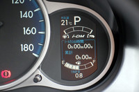 スピードメーターの横に配される「i-DM」のモニター。ドライバーに、快適で燃費にもいいスムーズな運転を促す。