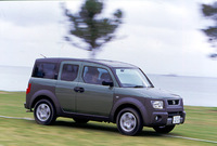 【スペック】全長×全幅×全高＝4300×1815×1790mm/ホイールベース＝2575mm/車重＝1560kg/駆動方式＝4WD/2.4リッター直4DOHC16バルブ（160ps/5500rpm、22.2kgm/4500rpm）/車両本体価格＝259.0万円（テスト車＝290.5万円/デュアルサイズDVDナビコンボ（28.0万円）/シートバックバンジーコード（0.5万円）/ハロゲンフォグライト（3.0万円））