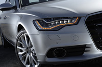 LEDヘッドライトは30万円のオプション装備。