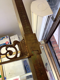 真ちゅうの可動部には「徴兵検査用」の文字が刻まれている。