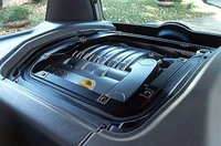 3リッターV6は、リアシートがあった場所に横置きされる。
    
    