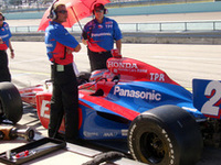 2008年からIRLにフル参戦する日本人ドライバー、武藤英紀のマシン。