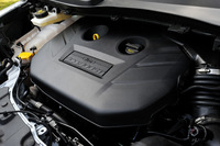 「タイタニアム」の2リッターターボエンジン。242psの最高出力と35.2kgmの最大トルクを発生する。