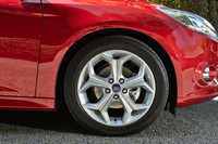 装着されるタイヤのサイズは215/50R17となる。