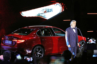 イタリアのオペラ歌手、アンドレア・ボチェッリも登壇。美しい歌声で発表会を盛り上げた。写真後方には、今回の主役「ジュリア」の姿も見える。
    