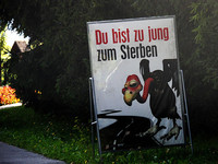 これは夏休み中に、全国の若者ドライバーに向けて掲示された「君は死ぬには早すぎる」の道端ポスター。（写真4）