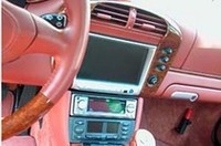 ポルシェのインパネも専門店の手にかかるとこうなります。空調コントロールノブは下部に移動され、その代わりに大型モニターを装着。ナビ・DVDビデオがとても見やすくセッティングされていた。