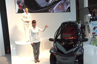 「CEATEC JAPAN 2012」のトヨタブースでは、デモンストレーターによる実演が行われた。