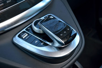 インフォテインメントシステムを直感的に操作できるよう、タッチパッド（上段）やダイヤル（下段）が組み合わされた「COMANDシステム」のスイッチ。左側にはスライドドアの開閉スイッチも備わる。