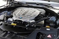 エンジンとモーターを併せたシステムトータルの最高出力は465psで、最大トルクは71.4kgm。10・15モード燃費は、9.3km/リッター。