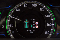 「信号情報活用運転支援システム」の表示画面。前方の交差点を青信号で通過できる際には、写真のように推奨速度範囲が表示され、通過前に赤信号になると予想される場合はドライバーに減速を促す。（写真＝webCG）