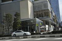 新型「ティアナ」はJC08モードで14.4km/リッターという燃費を実現。11.4km/リッターだった従来モデルから、大きく改善している。
    