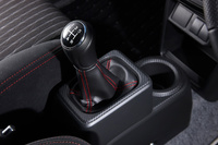 トランスミッションは5段MTと5段AGSの2種類。前者はショートストローク化とダイレクトなシフトフィーリングを重視した専用設計のユニットとなっている。