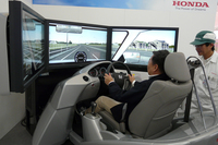 こちらは、信号機からの情報を受け取り、ドライバーに赤信号にひっかからないような運転を促す路車間通信技術を紹介するシミュレーター。CO2排出量の低減やスムーズな交通に寄与するだけでなく、ドライバーのストレスも軽減してくれそうだ。