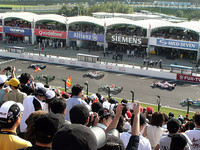 スタート直後！　がんばれ〜　ノーアタック、ノーチャンスだ〜い。