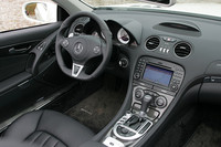 内装は、ダッシュボードまでも本革表皮でカバーしたフルレザー仕様となる。