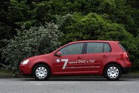 ゴルフの現行ラインナップは、1.4リッターツインチャージャーの「TSIコンフォートライン」（140ps/22.4kgm）と「GT TSI」（170ps/24.5kgm）、2リッターシングルチャージャーの「GTI」（200ps/28.6kgm）、3.2リッターV6の「R32」（250ps/32.6kgm）の4グレードに、今回登場した「TSIトレンドライン」の計5グレード。「TSIトレンドライン」は、従来のエントリーモデル「E」に代わるモデル。