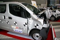 こちらは商用車の「日産NV200バネット」。乗員を守る、みごとなつぶれっぷり。