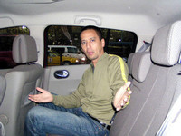 運転席に俺が普通に座って、リアシートはこのくらい。別に窮屈ってほどじゃないんだけさ、ほかが最近スゴいからね。