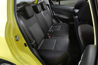 リアシートにはヘッドレストが3名分用意される。1段階のリクライニングが可能。