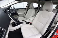 内外装の仕様については、ガソリン車との大きな違いはなし。テスト車の内装色は、「ブロンド」と「チャコール」のツートンカラーとなっていた。
    