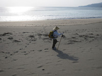 遍路はどこも道にしてしまう。時には海岸の砂浜や石の上をも通過する。足摺岬に近い大岐の浜で。これはこれで自由でいい。