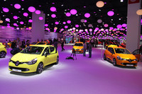 フロアを埋め尽くす新型「クリオ（日本名：ルーテシア）」。