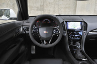 黒で統一されたインテリア。カーボンのインテリアトリムがスポーティーさを強調する。