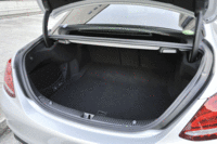 トランクルームの容量は、ほかの「Cクラス セダン」と同じ445リッター。後席の背もたれを前方に倒すことで、さらに拡大できる。テスト車には、バンパーの下に足先をかざすだけでトランクリッドを開閉できる機能も備わる（オプション）。（写真をクリックすると荷室のアレンジが見られます）